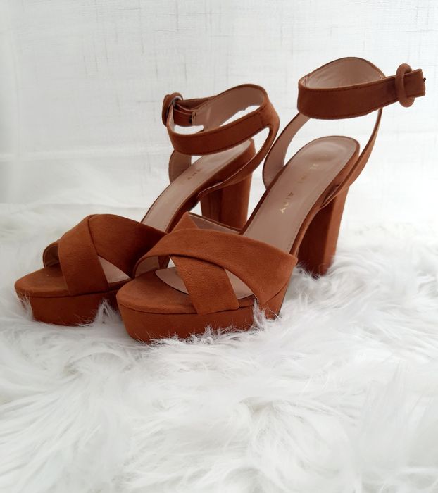 Brązowe Sandały Na Obcasie Platforma R.37