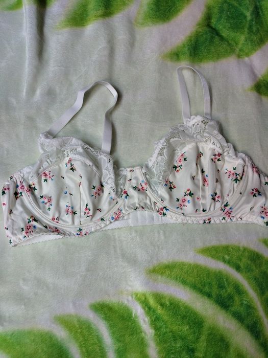 Biały biustonosz z fiszbinami 3XL