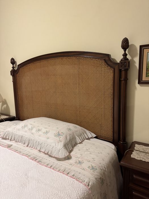 Cama de Casal + Colchão + 2 Mesinhas de Cabeceira + 2 Candeeiros