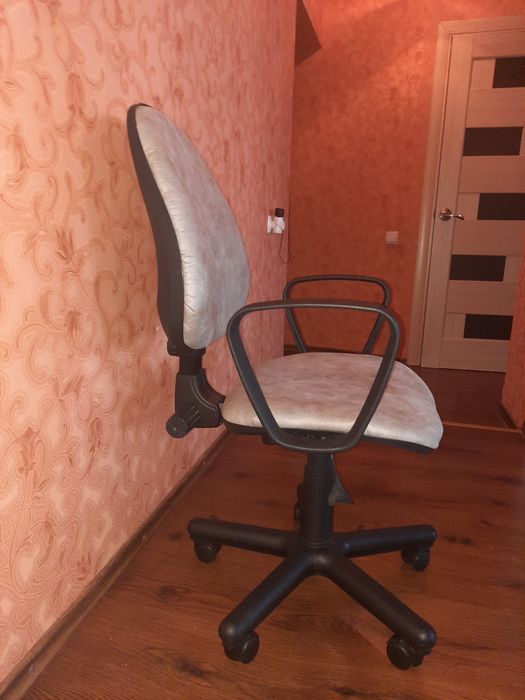 Стілець м'який офісний