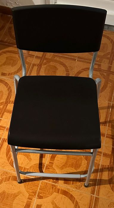 Cadeira de pé alto preta usada em bom estado