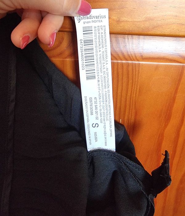 Saia preta plissada midi Stradivarius, tamanho S