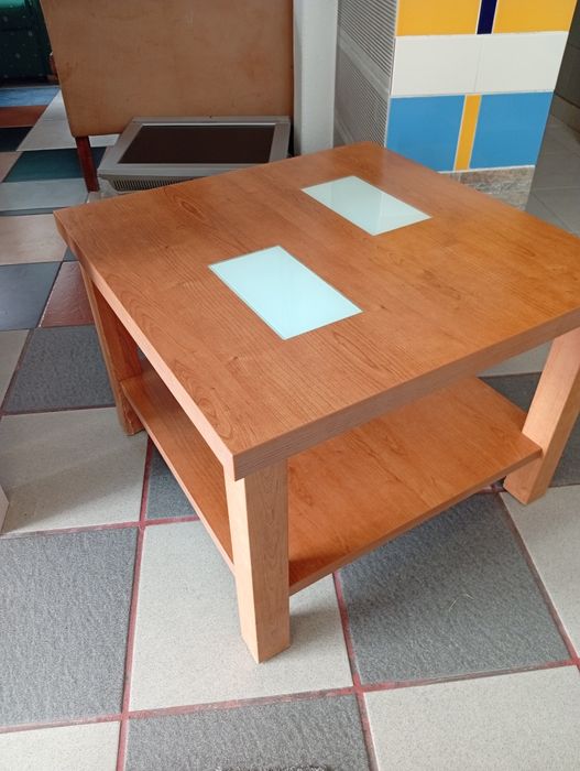 Elegant Cherry Wood Coffee Table – Like New!64741031253505120