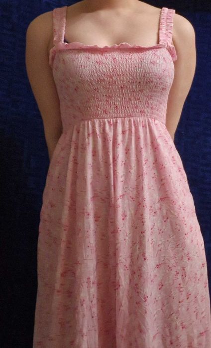 розовое платье с цветочным принтом.