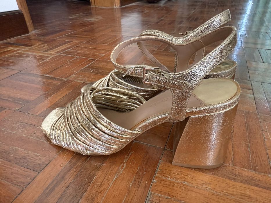 Sandalias douradas usadas 2 vezes