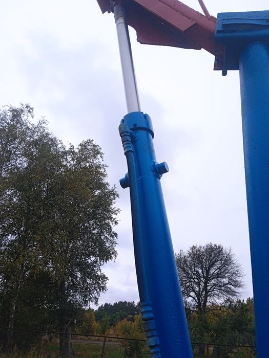 Навантажувач на задню навіску.