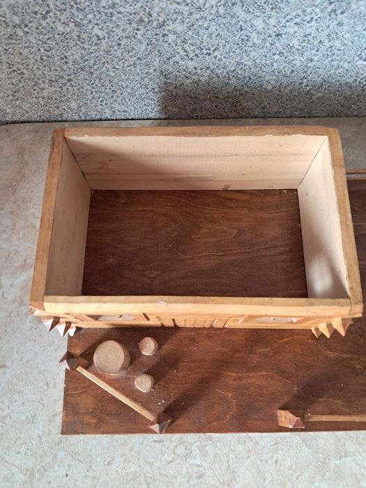 Деревянный гуцульский домик-шкатулка, резьба по дереву.