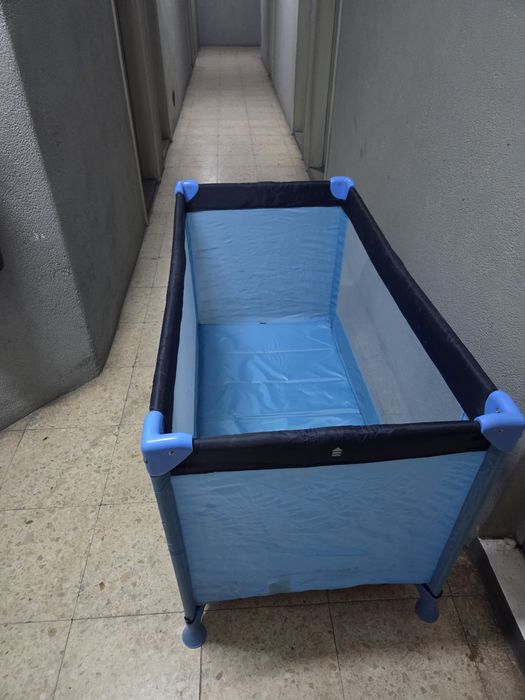 Berço de viagem e colchão