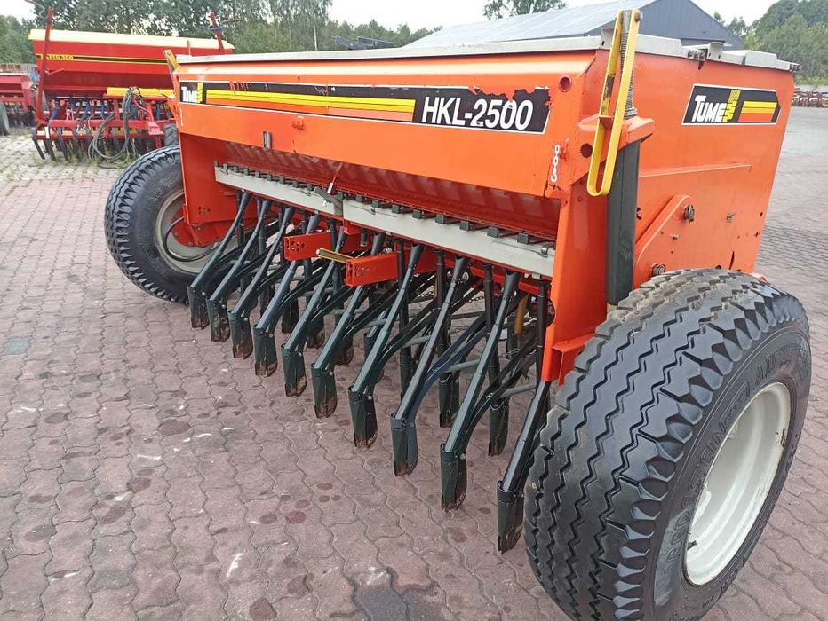 Siewnik zɓozowy z podsiewaczem nawozu. Dwu komorowy.2.5.m