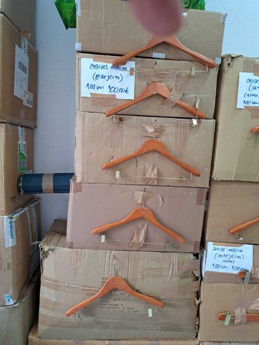 Cabides de madeira, metal e plástico