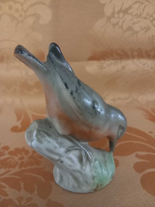 Pássaro em porcelana