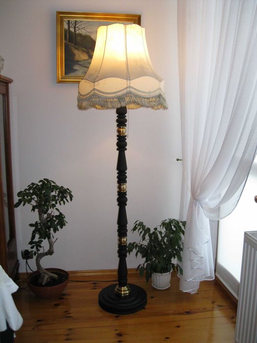 piękna lampa stojąca podłogowa  vintage z abażurem z mosiądzu i drewna