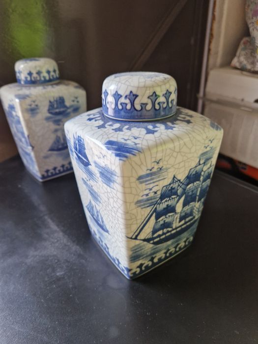 Vendo jarras e decorações antigas