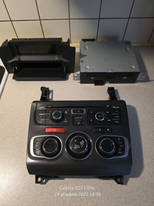 Citroen C4. Panel, ekran, radio