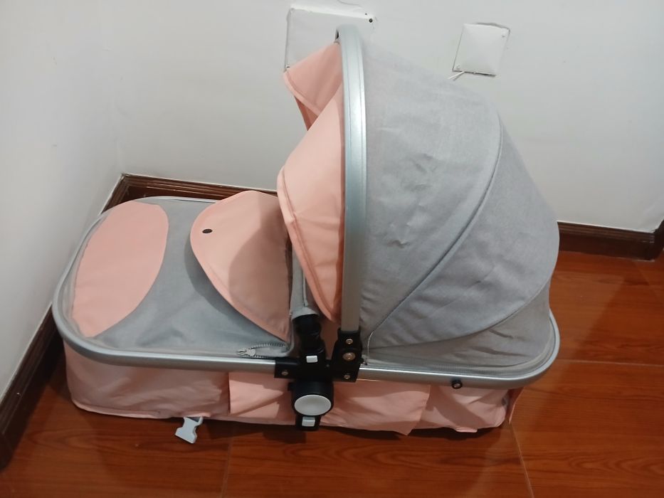Vendo carrinho e ovo ,para menina outros acessórios.