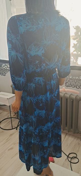 Sukienka niebieska motyw kwiatowy