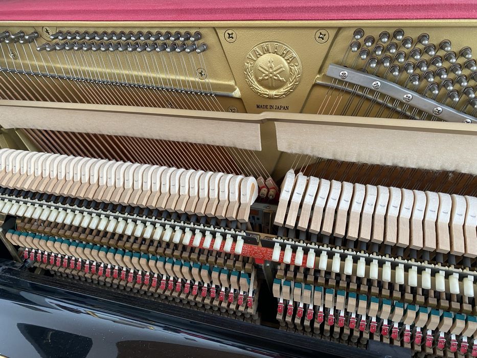 Piękne, czarne  pianino Yamaha MX100A