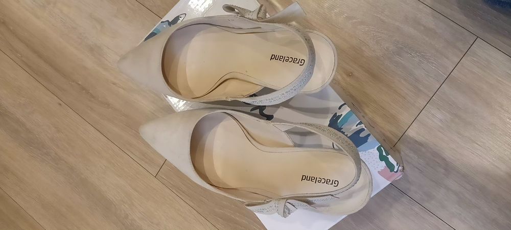 Sprzedam szpilki beżowe bez pięty