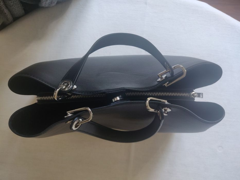 Carteira de mão, de cor preta