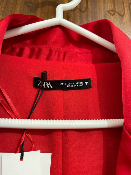 Vestido em cetim vermelho