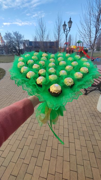 Букет з цукерок Ferrero Rocher 34 шт серце подарунок на  8 Березня