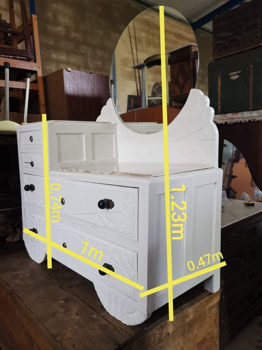 Móvel aparador e toucador Arte Nova
em bom estado com algumas mar