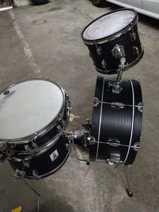 Vendo bateria impecável