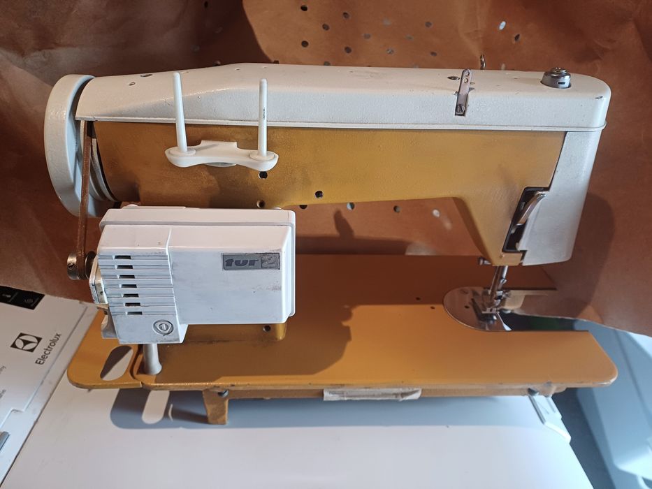 Maszyna do szycia Predom Łucznik 466. Lwówek • OLX.pl