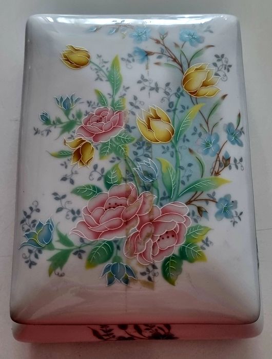 Caixa,  em porcelana, com motivos floridos.