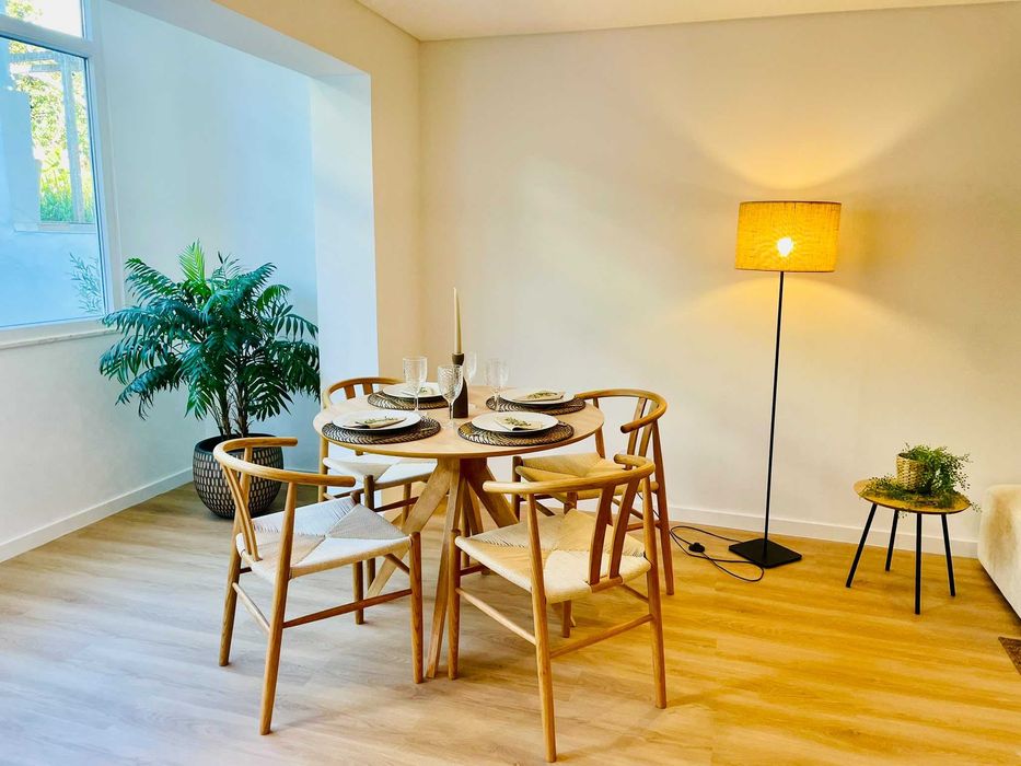 Magnífico apartamento T2 com 170m2 de área total, com jardim, totalmente renovado, em Almada