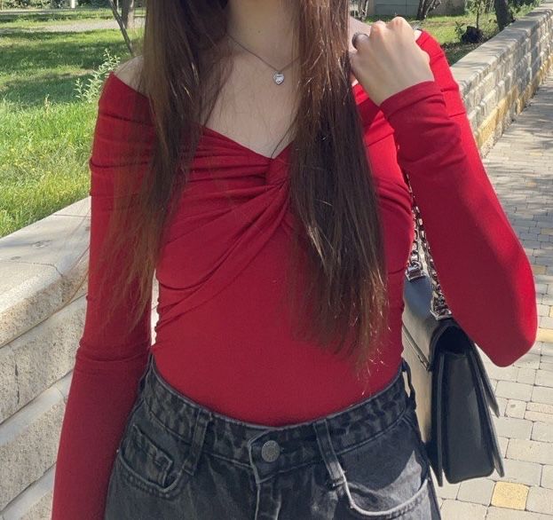 Лонгсліви з відворотом та декоративним вузлом у зоні декольте.