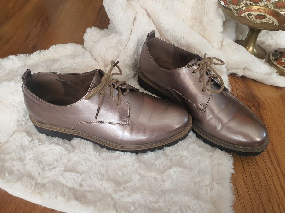 Złote buty oksfordki mokasyny