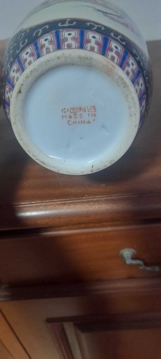Hand-painted Chinese vases64551916301571121