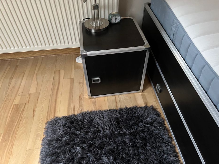 Szafka nocna, czarna, 43 x 43 x 43 cm.