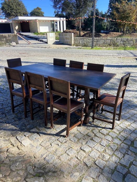 Conjunto de mesa e oito cadeiras