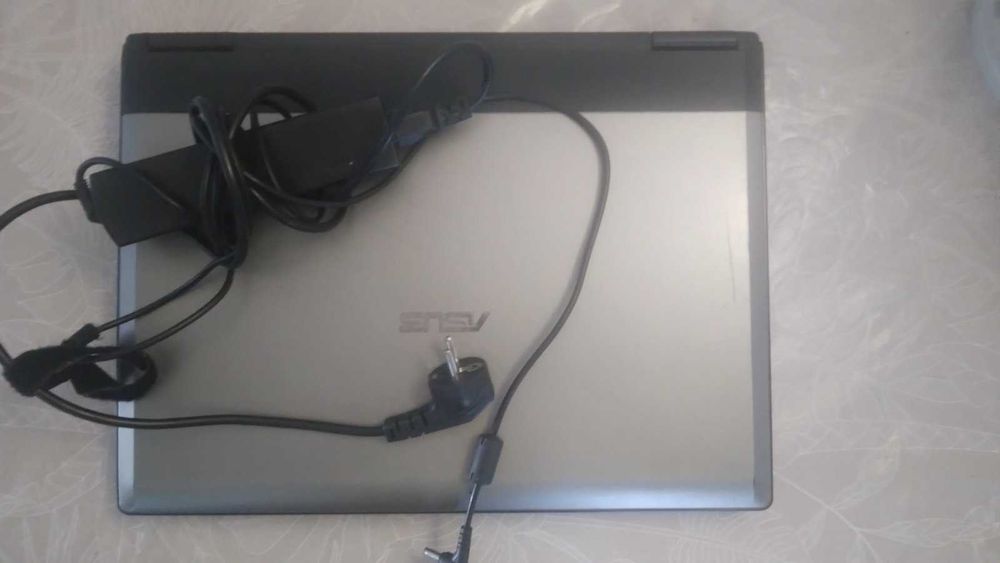 Ноутбук Asus з пультом .