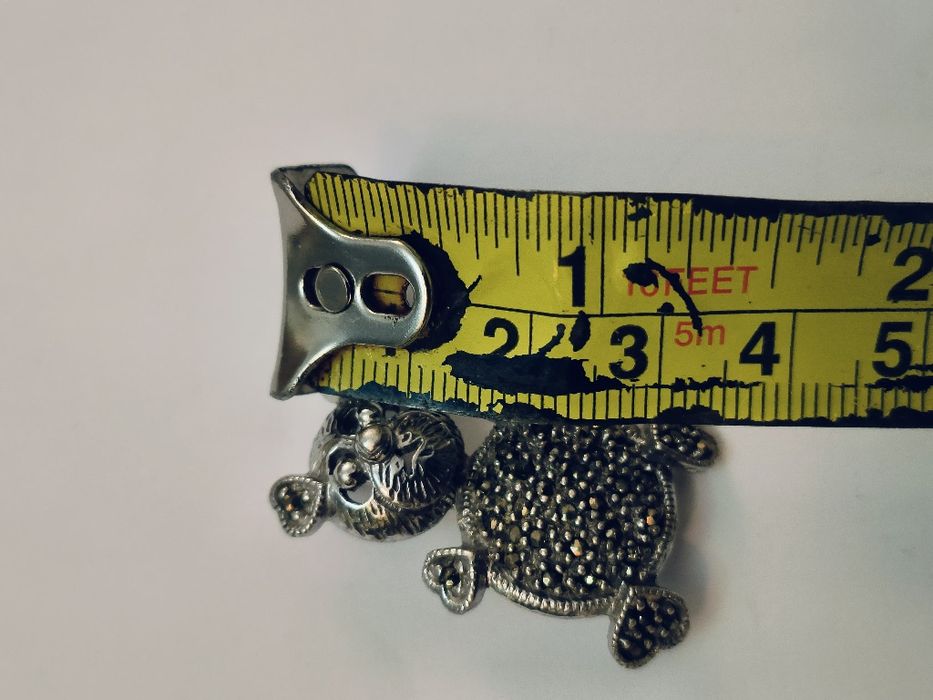 Alfinete antigo ursinho com marcassitas