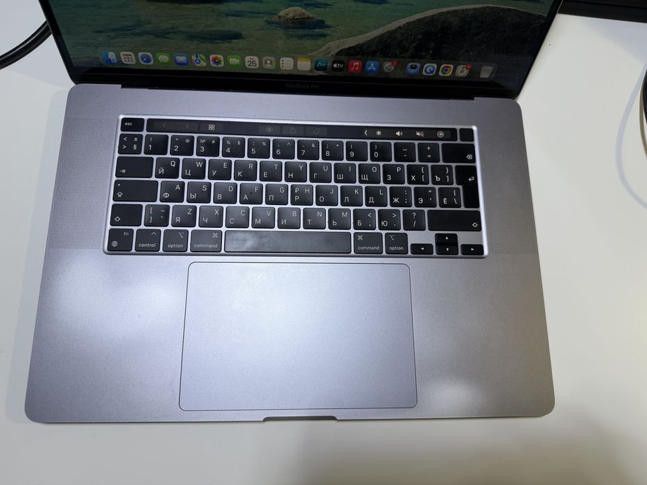 Book Pro 16” 2019 / Intel Core i7 / 16 GB RAM / 512 GB SSD