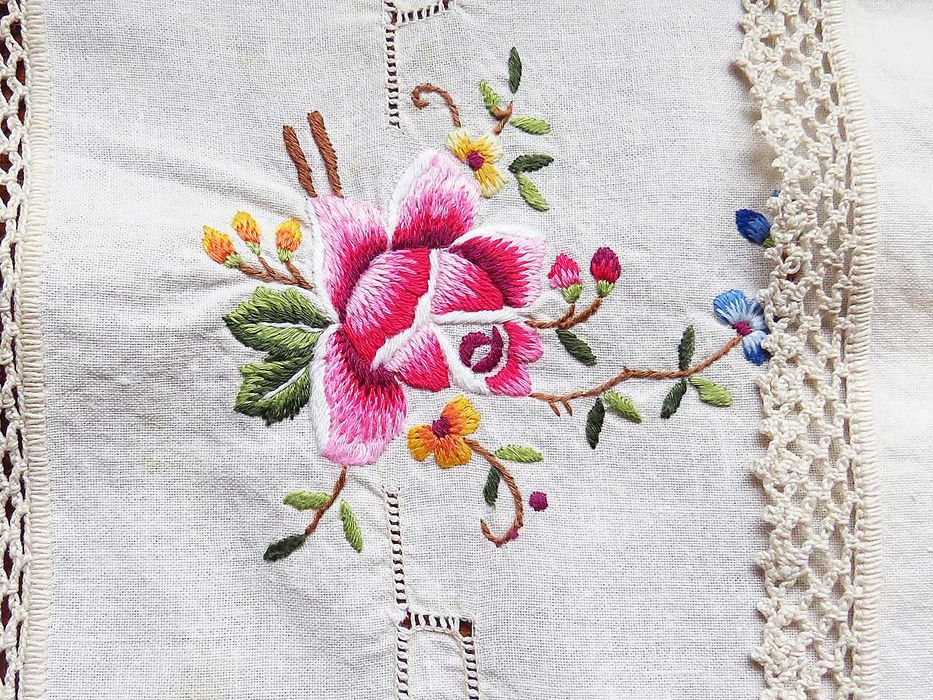 Pano de Tabuleiro em Linho Bordado à Mão – 55 x 38 cm