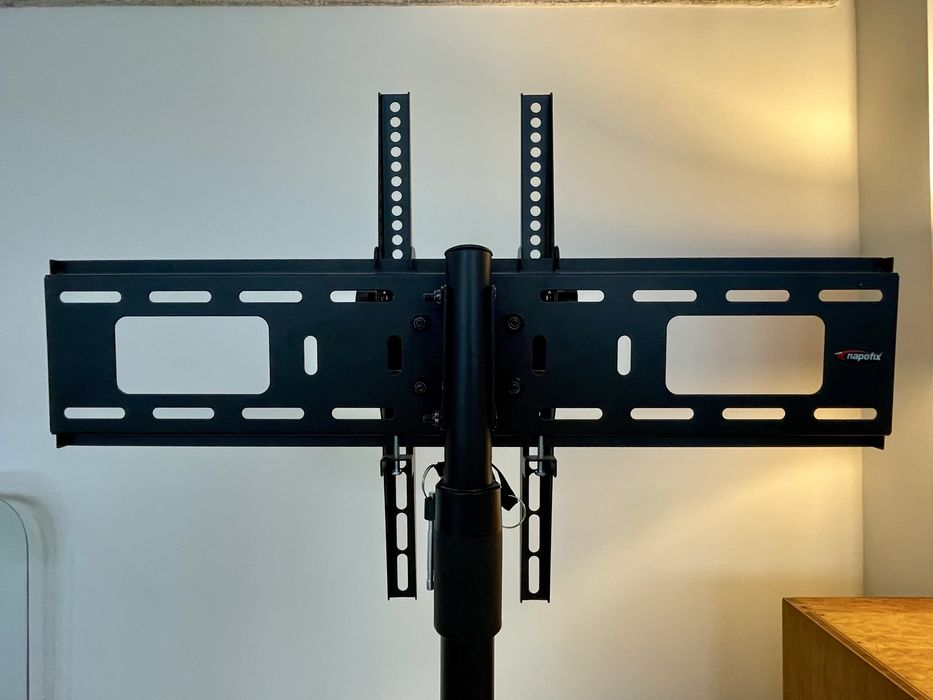 Tripé e suporte para TV