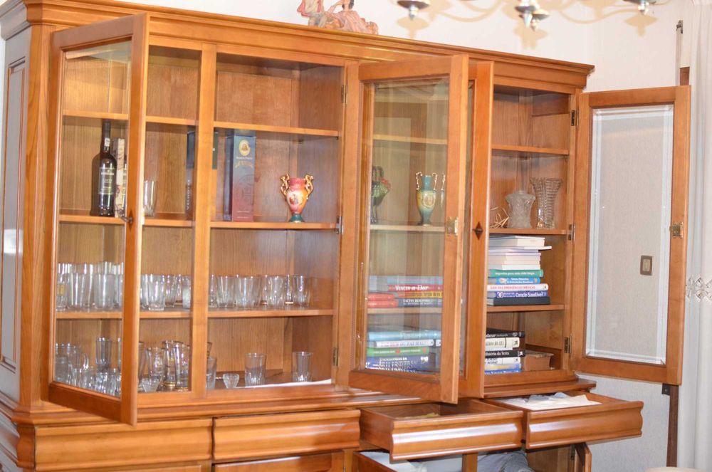 Móvel e mesinha de sala em Cerejeira