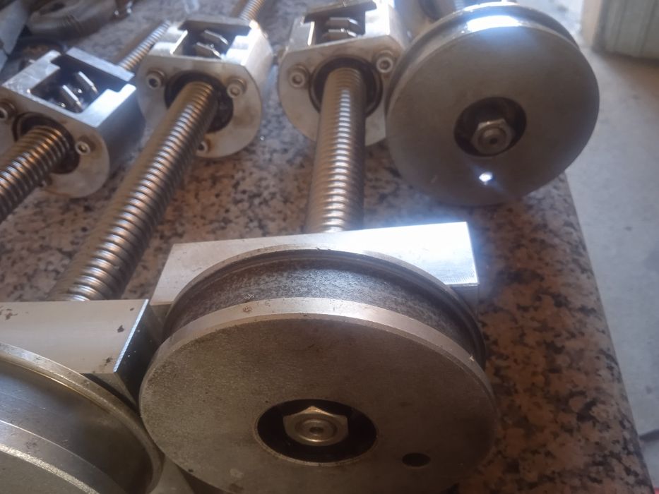 Vendo 4 fusos de esferas de alta precisão