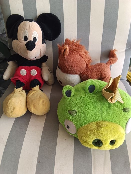 3  peluches  Mikey e outros