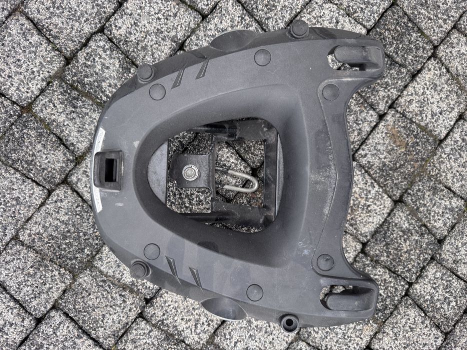 Kufer Givi z amatorskim adapterem do montażu