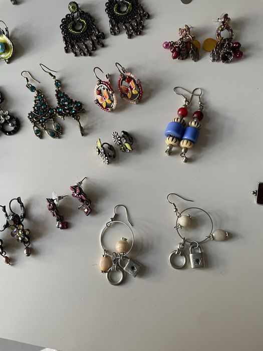 Caixa com 39 pares de brincos