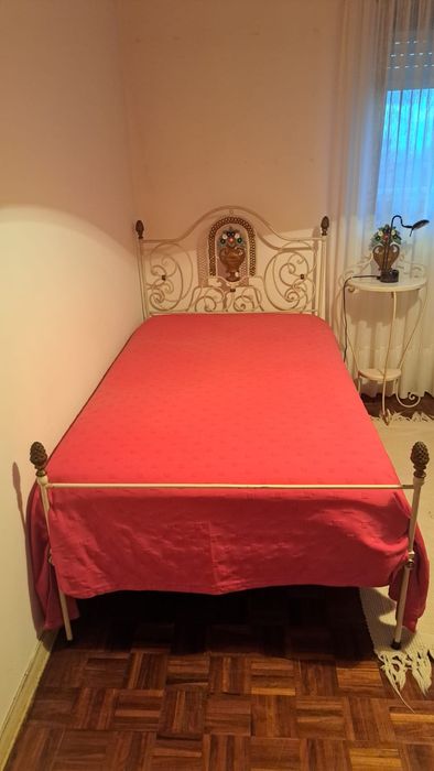 Cama de ferro e mesinha de cabeceira