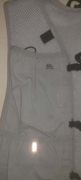 Vendo mochila de hidratação cinza Kiprun de 8L.