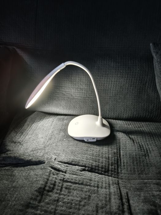 Lampka biurkowa LED przenośna