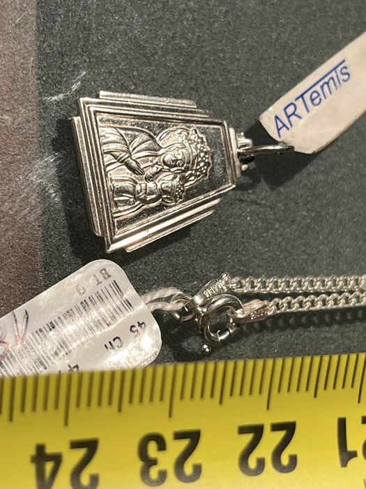 Srebry łańcuszek z medalikiem Matki Boskiej