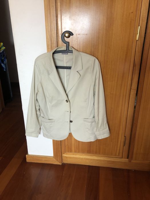 1 Casaco de verão,  em tecido de algodao beje e outro branco